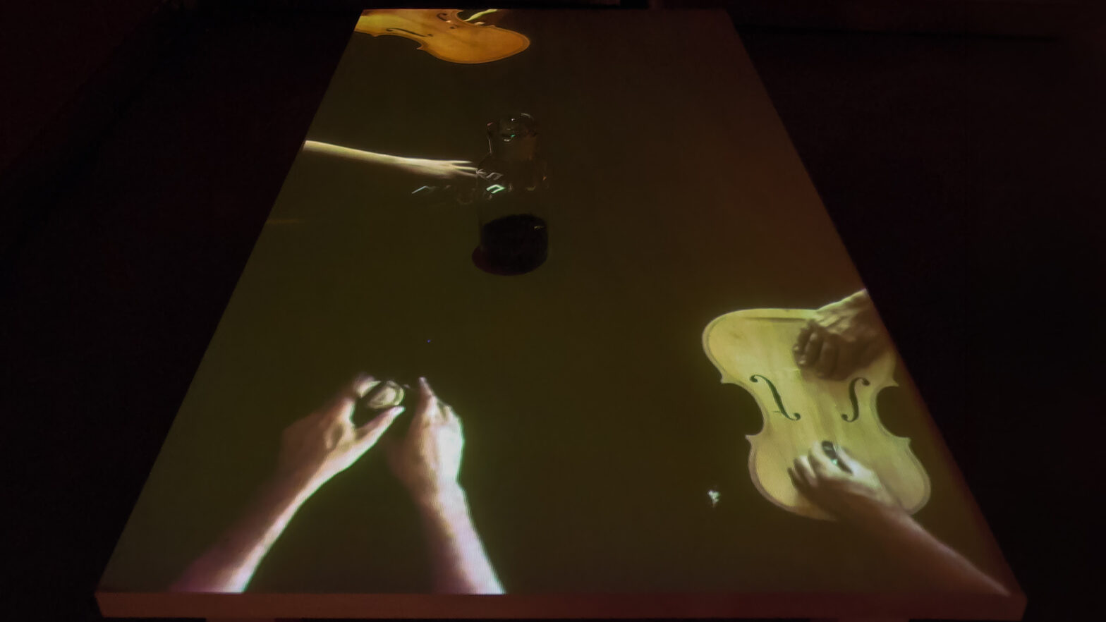 Videoinstallazione multimediale tavolo liutaio Bianchini Lusiardi 1 cop