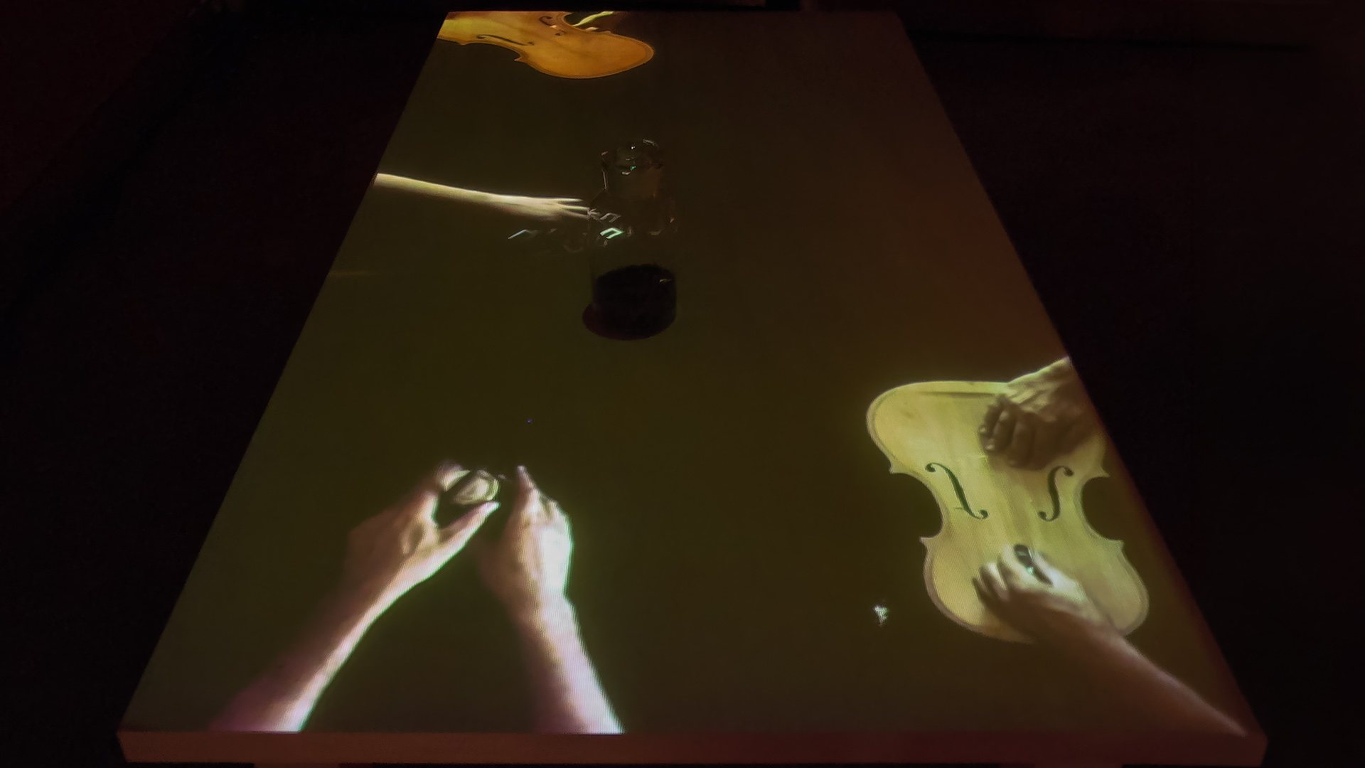 Videoinstallazione multimediale tavolo liutaio Bianchini Lusiardi 1 cop